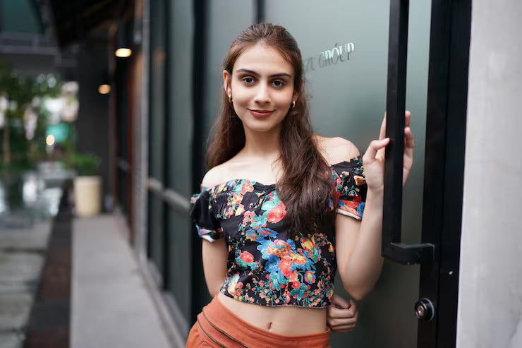 files/fashion-model-street-urban-background-beautiful-sexy-woman-stylish-fashionable-clothes_35752-9778.avif